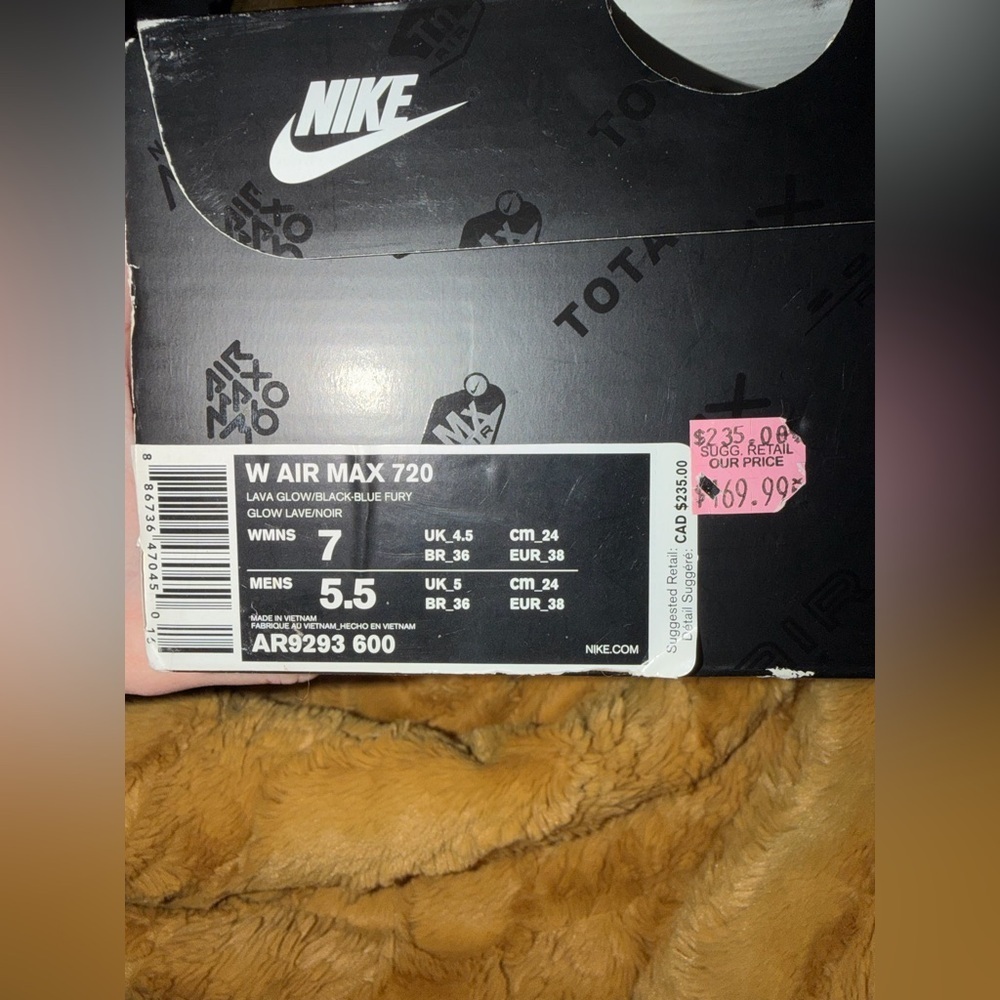 Woman’s Nike Air Max 720’s - Picture 3 of 16
